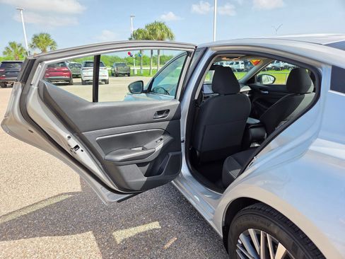 Used 2024 Nissan Altima 2.5 SV FWD image 14