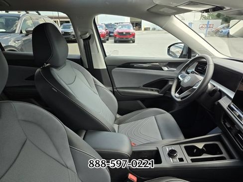 Used 2025 Volkswagen Tiguan SE FWD image 10