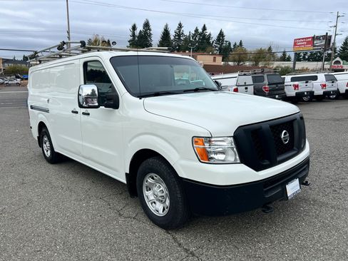 Used 2018 Nissan NV 3500 SV image 3