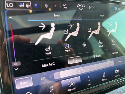 Used 2024 Chrysler Pacifica Limited FWD image 21