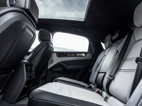 Certified 2025 Porsche Cayenne Coupe AWD/4WD image 32