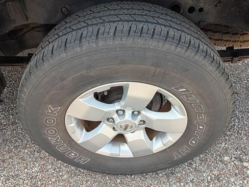 Used 2012 Nissan Frontier SV image 25