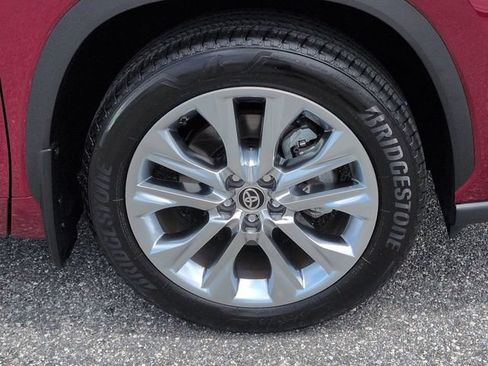 Certified 2024 Toyota Highlander Limited FWD image 11
