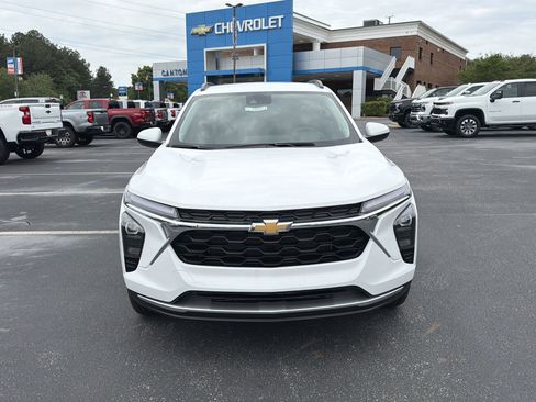 New 2026 Chevrolet Trax LT w/ LT Convenience Package FWD image 2
