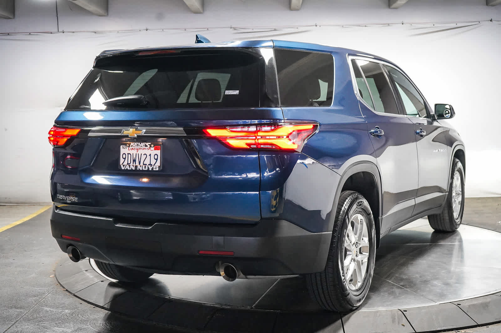 Used 2023 Chevrolet Traverse LS w/ LPO, Cargo Package FWD image 4