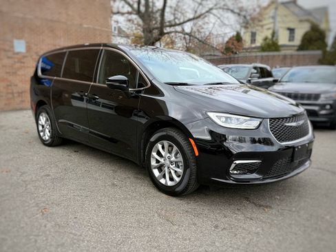 New 2026 Chrysler Pacifica Select AWD/4WD image 3