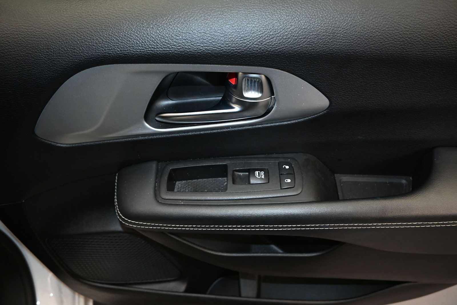 Used 2025 Chrysler Pacifica Limited FWD image 29