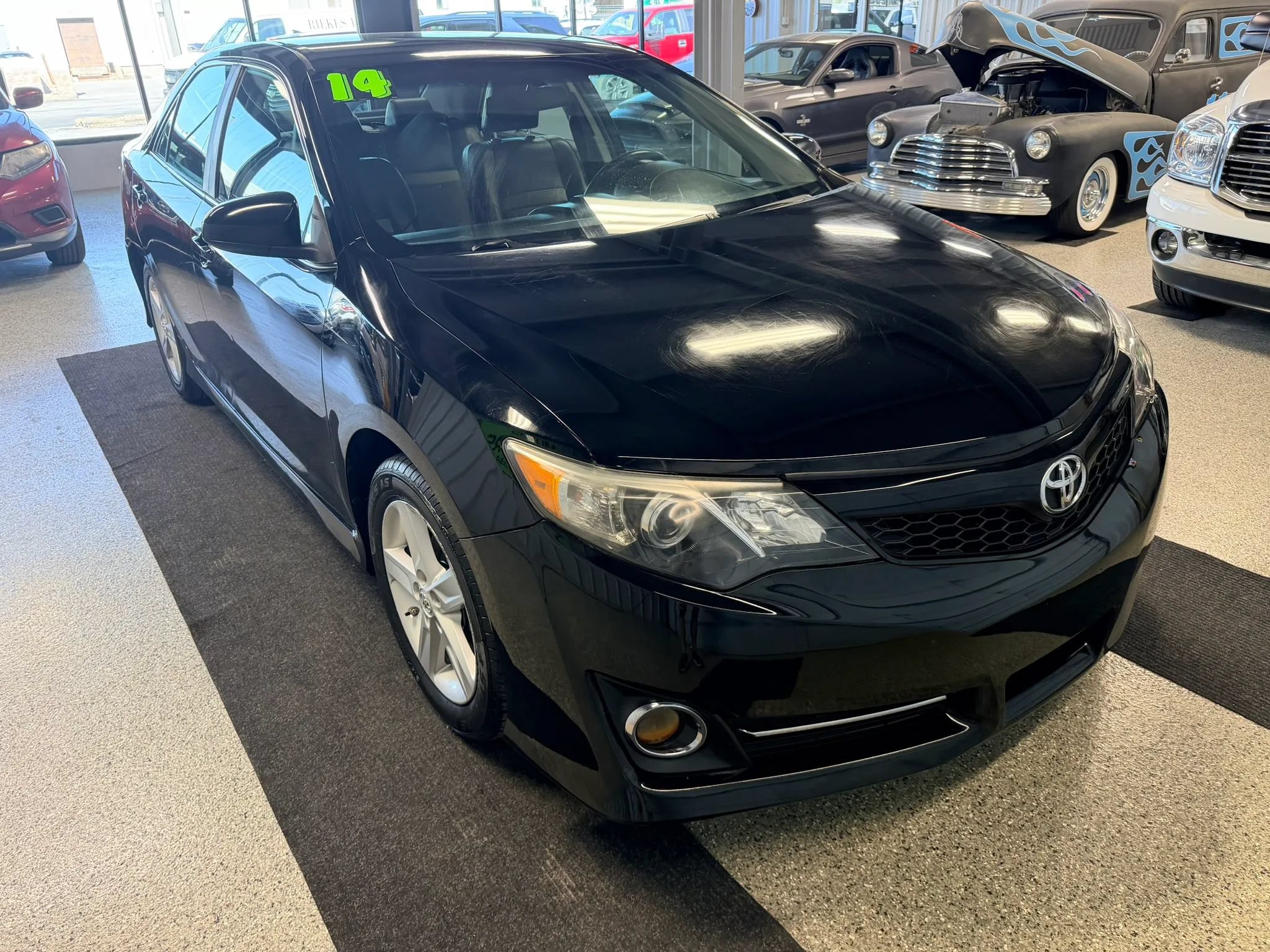Used 2014 Toyota Camry SE FWD image 2