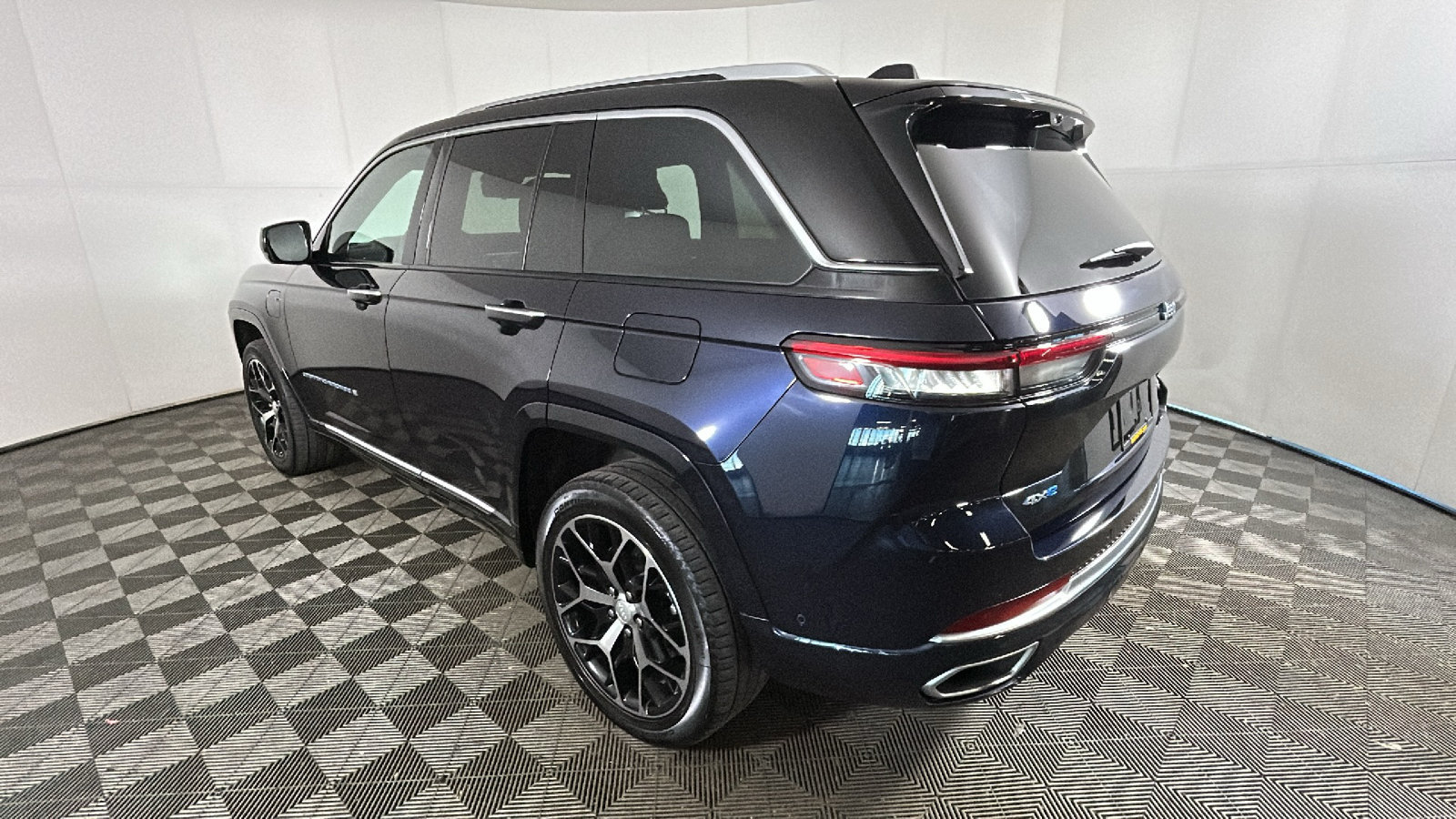 Used 2022 Jeep Grand Cherokee Summit AWD/4WD image 5