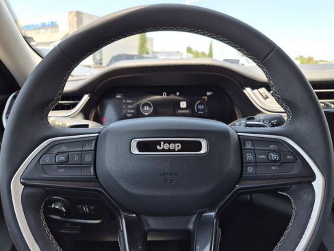 Used 2023 Jeep Grand Cherokee Laredo RWD image 22