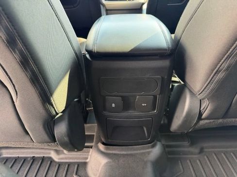 Used 2023 Ford Explorer XLT AWD/4WD image 15