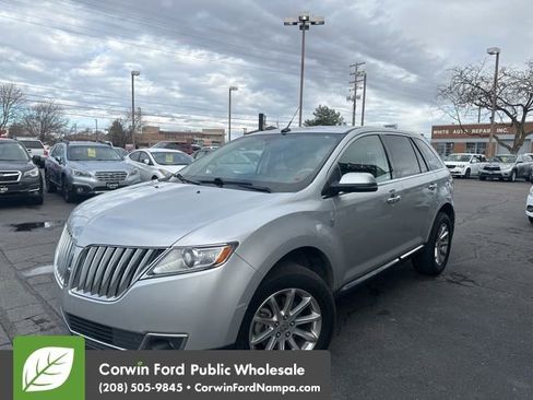 Used 2012 Lincoln MKX FWD image 3