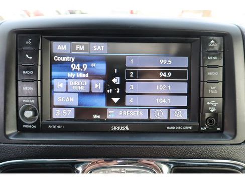 Used 2016 Chrysler Town & Country Touring-L image 17