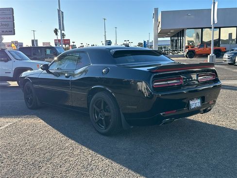 Used 2016 Dodge Challenger SXT image 7