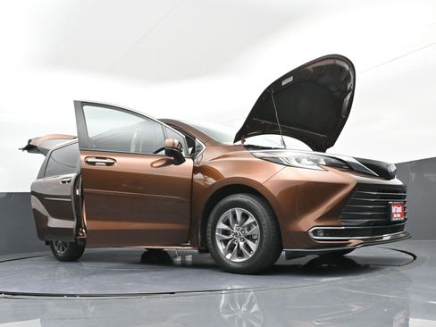 Used 2023 Toyota Sienna XLE image 40