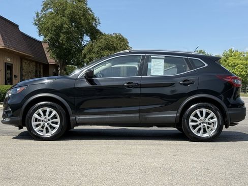 Used 2021 Nissan Rogue Sport SV image 2