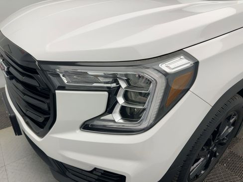 Used 2024 GMC Terrain SLE w/ Driver Convenience Package image 11