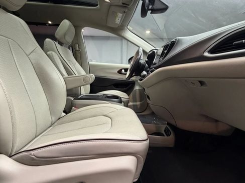 Used 2020 Chrysler Pacifica Limited FWD image 46
