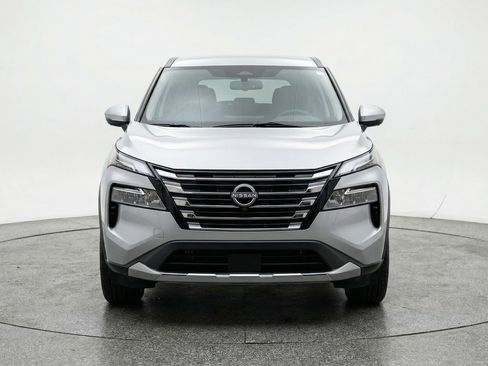 Used 2025 Nissan Rogue SV image 2