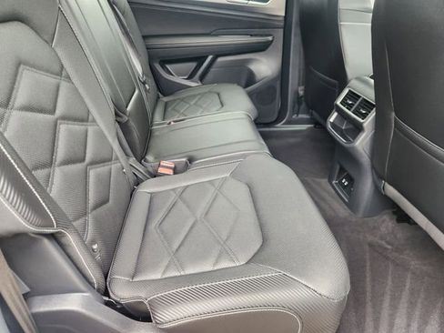 Used 2025 Volkswagen Atlas Cross Sport SE FWD image 31