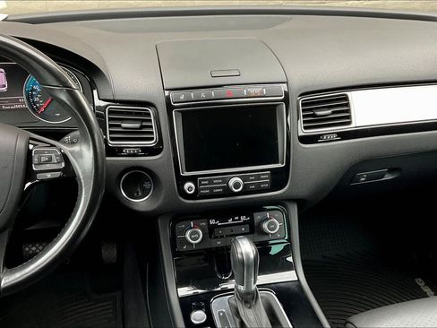 Used 2016 Volkswagen Touareg Sport image 5