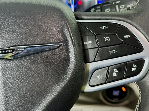 Used 2024 Chrysler Pacifica Touring-L FWD image 13