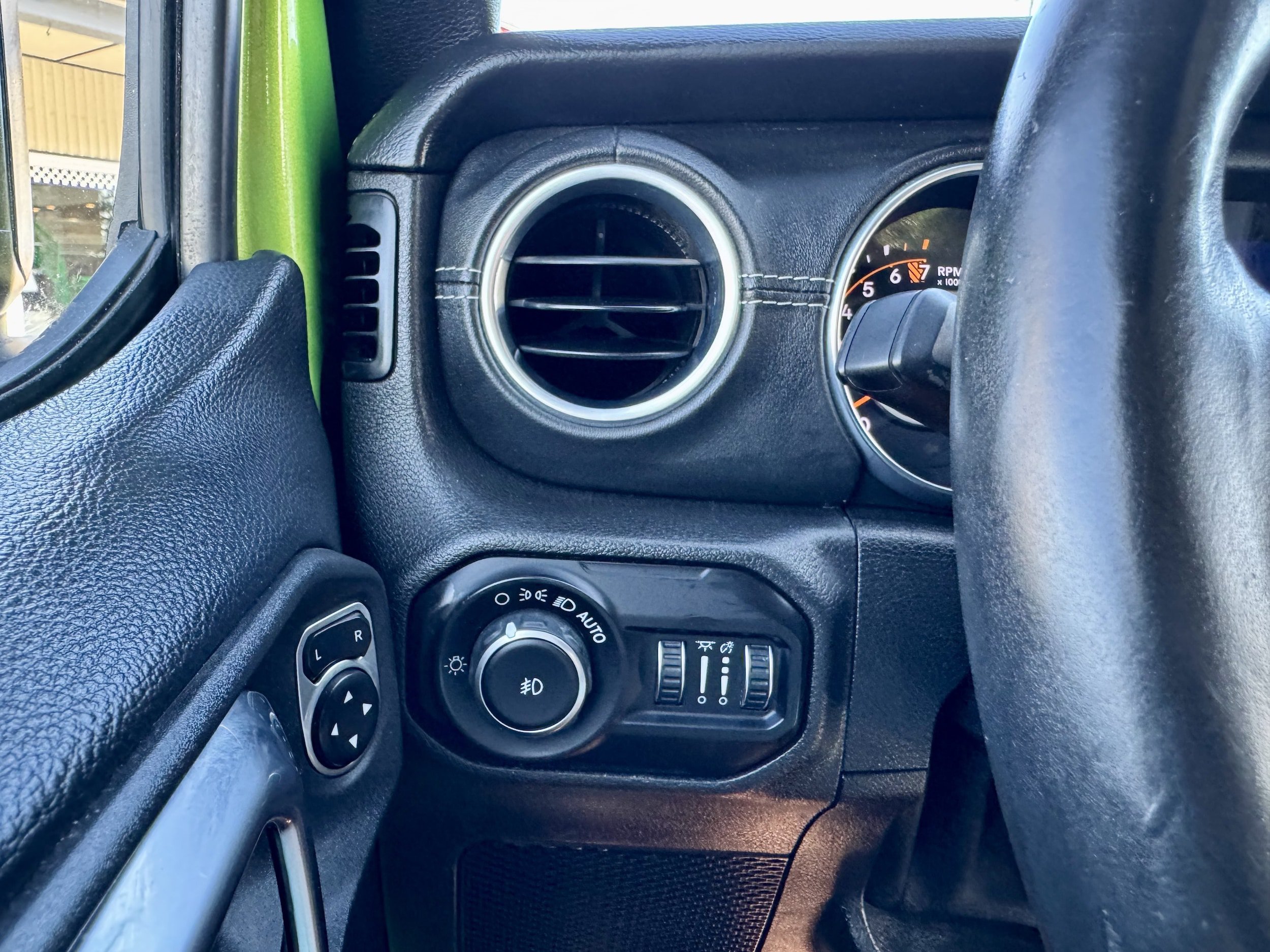 Used 2018 Jeep Wrangler Unlimited Sahara w/ Uconnect 4C Nav & Sound Group AWD/4WD image 21
