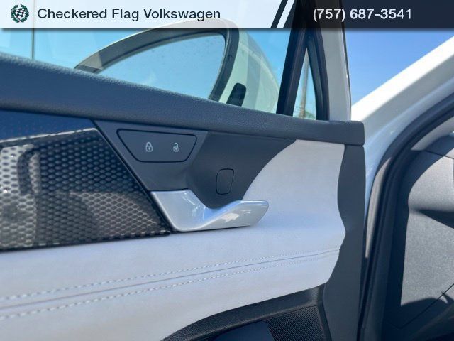 Used 2025 Volkswagen Tiguan SE FWD image 14