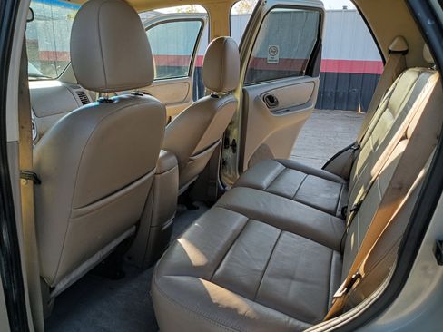 Used 2005 Ford Escape Limited image 9