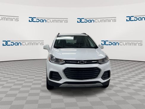 Used 2020 Chevrolet Trax LT w/ LT Convenience Package AWD/4WD image 3