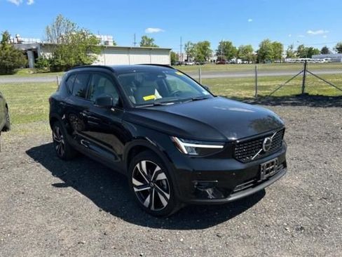 Used 2023 Volvo XC40 B5 Plus w/ Protection Package Premier AWD/4WD image 2