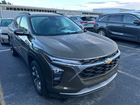 Used 2024 Chevrolet Trax LT w/ Driver Confidence Package FWD image 5