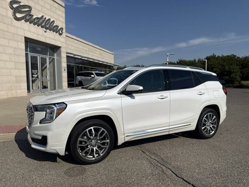 Used 2024 GMC Terrain Denali w/ Denali Premium Package AWD/4WD image 1