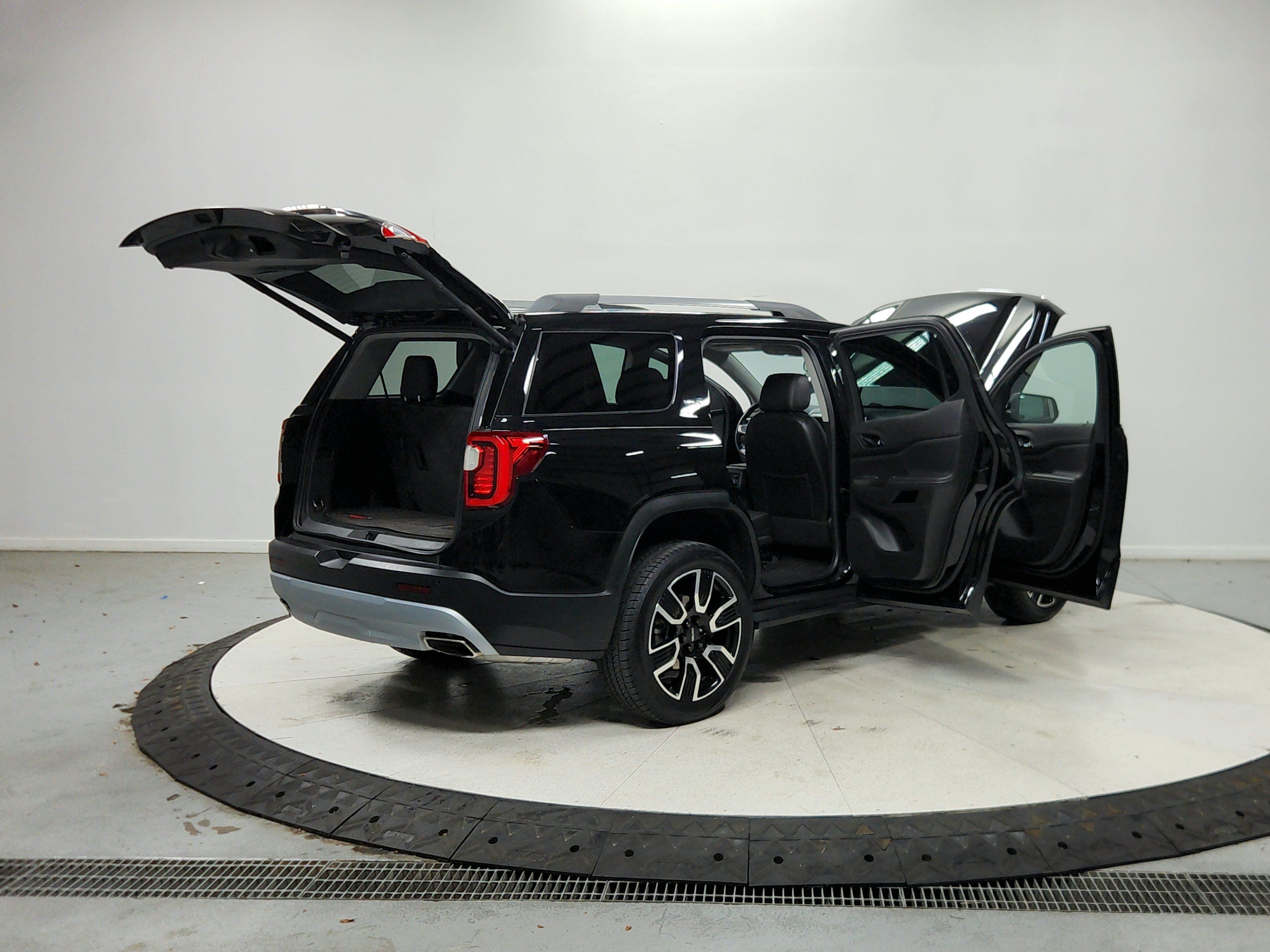 Used 2020 GMC Acadia SLT w/ LPO, Black Accent Package FWD image 16