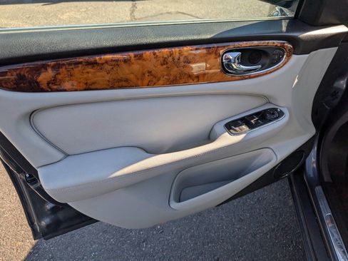 Used 2004 Jaguar XJ8 image 34