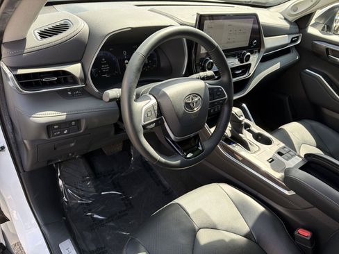 Used 2023 Toyota Highlander Limited FWD image 9