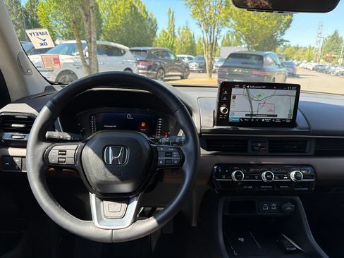 Used 2025 Honda Pilot Elite image 11