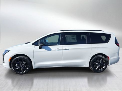New 2027 Chrysler Pacifica Limited AWD/4WD image 3