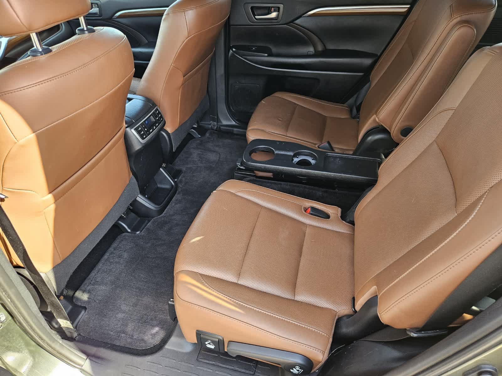 Used 2019 Toyota Highlander Limited Platinum w/ Carpet Mat Package (TMS) AWD/4WD image 28