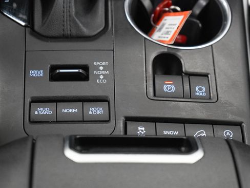 Used 2021 Toyota Highlander XLE AWD/4WD image 21