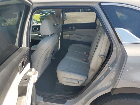 Used 2025 Kia Sorento S FWD image 9