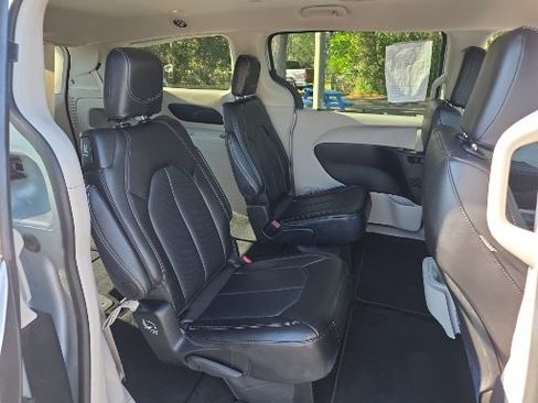 Used 2024 Chrysler Pacifica Touring-L image 16
