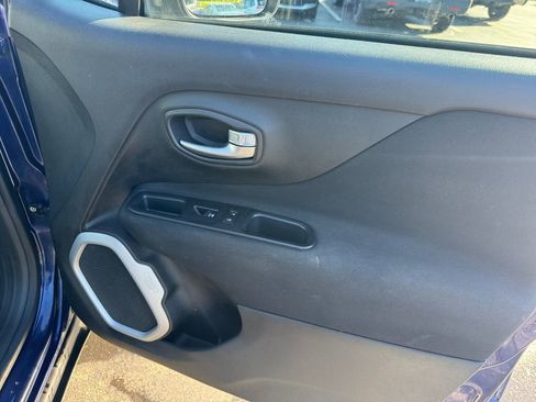 Used 2018 Jeep Renegade Latitude FWD image 22