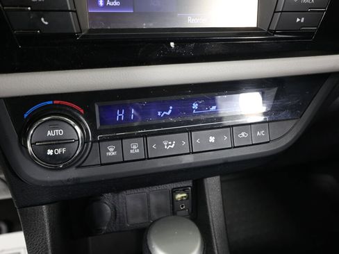 Used 2015 Toyota Corolla LE image 35