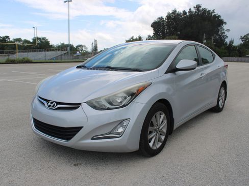 Used 2014 Hyundai Elantra SE w/ Option Group 02 FWD image 2