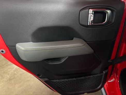 New 2025 Jeep Gladiator Mojave image 13