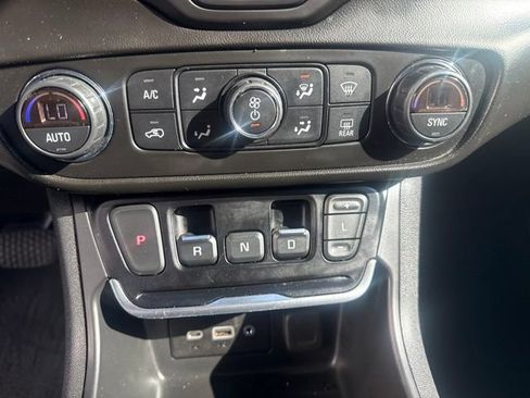 Used 2021 GMC Terrain SLE w/ Driver Convenience Package AWD/4WD image 16