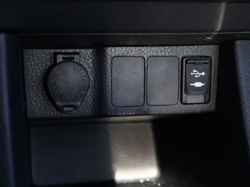 Used 2015 Toyota Corolla LE image 19