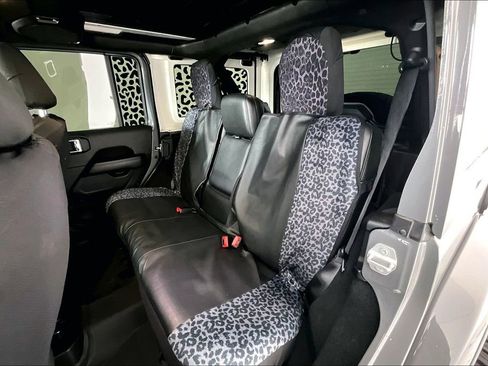 Used 2022 Jeep Wrangler Unlimited Sahara image 32