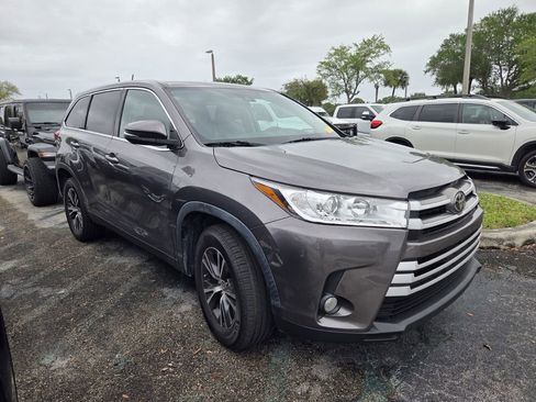 Used 2019 Toyota Highlander Plus image 2